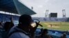 Los aficionados asisten a un partido de béisbol entre los equipos Industriales y Artemisa en el Estadio Latinoamericano de La Habana, el 21 de mayo de 2022.