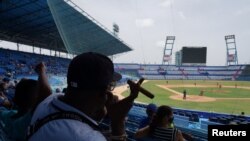 Los aficionados asisten a un partido de béisbol entre los equipos Industriales y Artemisa en el Estadio Latinoamericano de La Habana, el 21 de mayo de 2022.