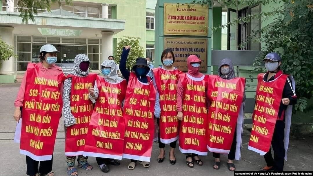 Một số người tụ tập, kêu cứu trước Ủy ban chứng khoán nhà nước Việt Nam về trái phiếu doanh nghiệp.