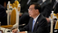 中国总理李克强在金边举行的东盟加三峰会上讲话。（2022年11月12日）