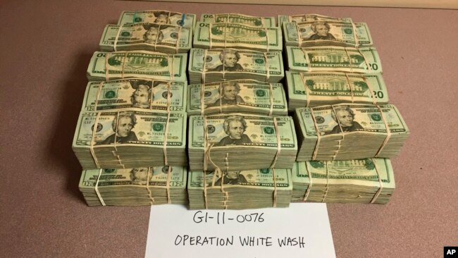 Esta foto proporcionada por la DEA muestra dólares confiscados en la Operación “White Wash” o Lavado Blanco en 2016. La investigación permitió la detención de más de 100 personas y el decomiso de más de 100 millones de dólares y más de una tonelada de cocaína. (DEA vía AP)
