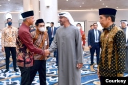 Presiden Uni Emirat Arab UEA Mohammed Bin Zayed Al Nahyan MBZ didampingi Presiden Joko Widodo menyalami Gubernur Jateng Ganjar Pranowo yang ikut menghadiri peresmian Masjid Sheikh Zayed, di Solo, Minggu, 13 November 2022. (Courtesy: Setpres RI)