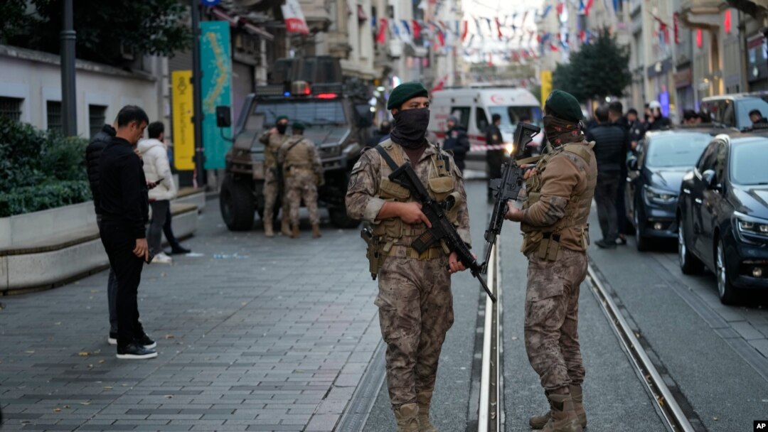 Petugas keamanan mengamankan lokasi terjadinya ledakan di Istanbul, Turki hari Minggu, 13 November 2022. 