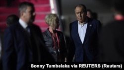 Menteri Luar Negeri Rusia Sergei Lavrov tiba di Bandara Internasional Ngurah Rai di Tuban, Kabupaten Badung, Bali, 13 November 2022. (Foto: Sonny Tumbelaka via REUTERS)