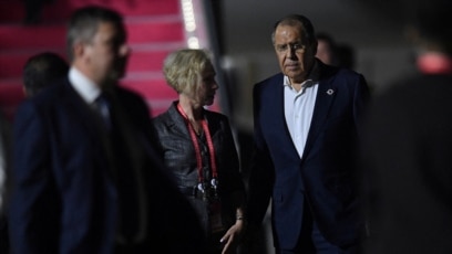 Katta Dik bilan qora yigit tez divanda bir joja sikish. Dumba bilan jinsiy aloqa