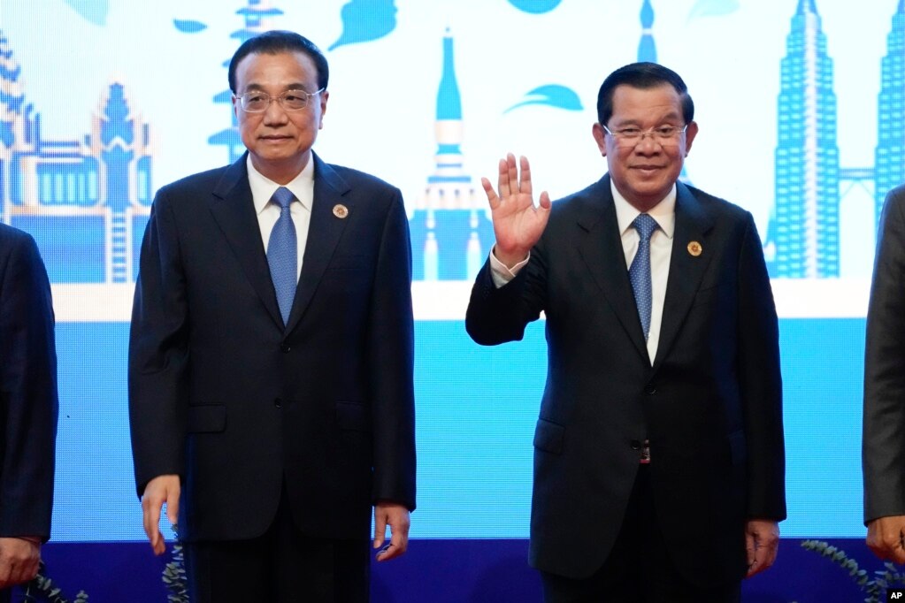 中国总理李克强与柬埔寨首相洪森在金边举行的东盟-中国峰会期间见面。(2022年11月11日)(photo:VOA)