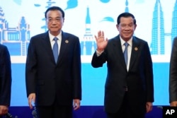 中国总理李克强与柬埔寨首相洪森在金边举行的东盟-中国峰会期间见面。(2022年11月11日)