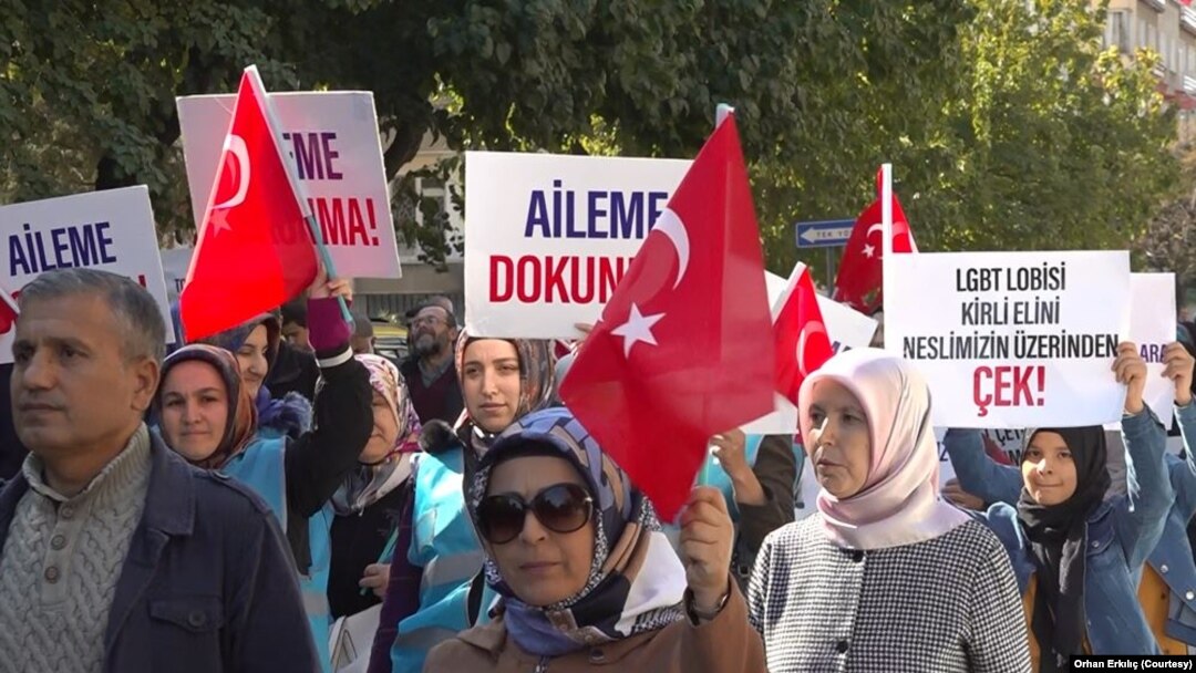 Türkiye’de Cumhurbaşkanı Erdoğan dahil özellikle iktidar partisi, devlet kurumları ve Cumhur İttifakı’ndaki ortakları uzun zamandır LGBTİ+ bireyleri ve haklarını hedef alan bir tutum içerisinde. Yaşananlar Türkiye’deki LGBTİ+ çevrelerini rahatsız ediyor. 