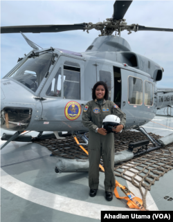 Lettu Laut Pelaut Wanita Michelle Anggreani dari Squadron Udara 400 Wing Udara 2 bersiaga di sisi helikopter Bell HU-4205 di atas KRI Surabaya. (Foto: VOA/Ahadian Utama)