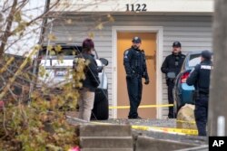 Sejumlah polisi menyelidiki apartemen tempat terjadinya pembunuhan empat mahasiswa Universitas Idaho, 13 November 2022. (Foto: Zach Wilkinson/The Moscow-Pullman Daily News via AP)