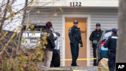 Petugas kepolisian menginvestigasi pembunuhan yang terjadi di sebuah kompleks apartemen di area kampus University of Idaho, pada 13 November 2022. (Foto: Zach Wilkinson/The Moscow-Pullman Daily News via AP)