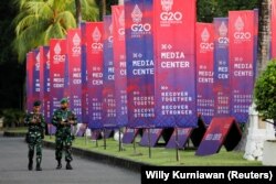 Tentara berjalan melewati spanduk jelang KTT G20 di Nusa Dua, Bali, 13 November 2022. (Foto: REUTERS/Willy Kurniawan)