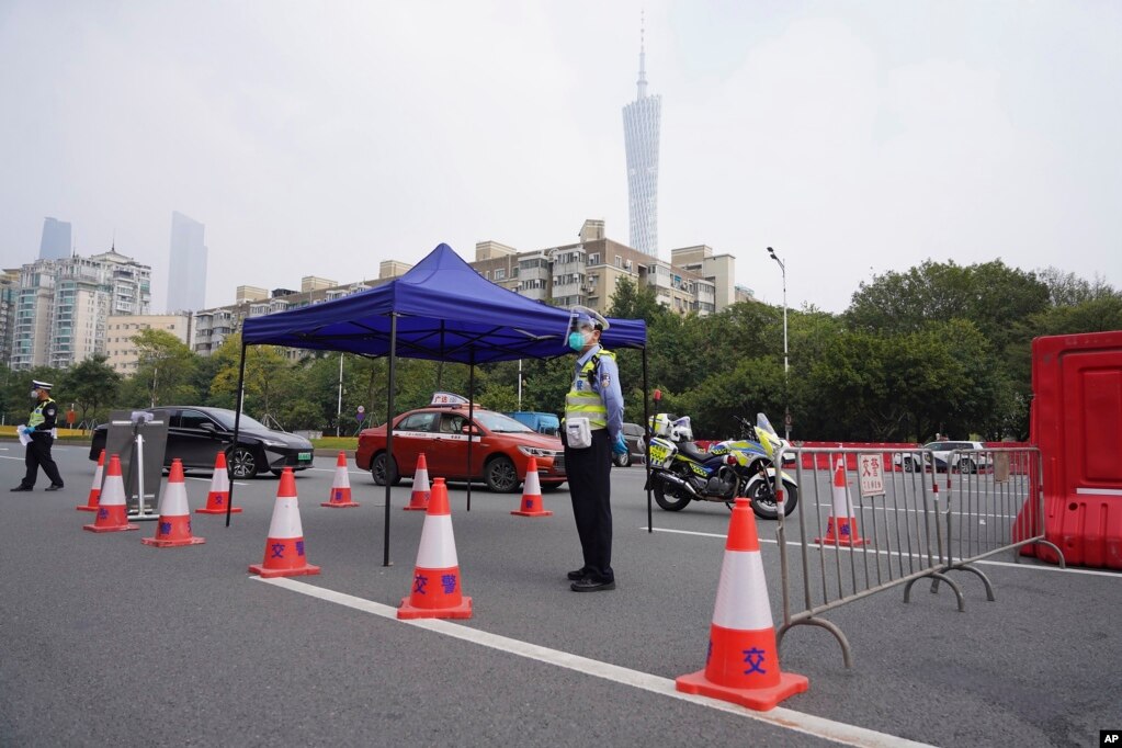 中国广东广州被封的海珠区街道上警察在站岗。（2022年11月11日）(photo:VOA)