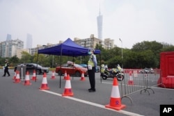 中国广东广州被封的海珠区街道上警察在站岗。（2022年11月11日）