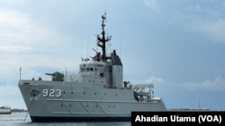 KRI Soputan, salah satu dari 14 kapal perang TNI AL yang disiagakan di perairan Bali selama pelaksanaan KTT G20 pada pekan ini, Minggu (13/11). (Foto: VOA/Ahadian Utama)