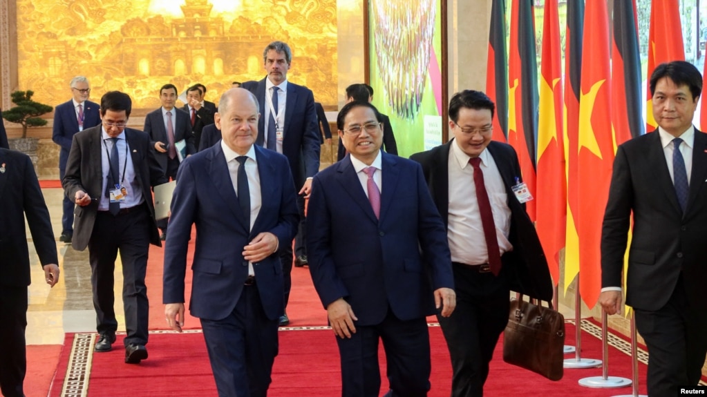2022年11月13日，德国总理朔尔茨与越南总理一起在河内参加联合记者会。（路透社照片）(photo:VOA)