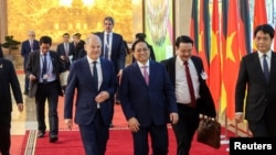 Germany's Chancellor Olaf Scholz and Vietnam's Prime Minister Pham Minh Chinh attend a joint news conference in Hanoi, Nov. 13, 2022. 