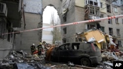 Rescatistas del Servicio de Emergencia de Ucrania trabajan en la escena de un edificio dañado por bombardeos nocturnos en Mykolaiv, Ucrania, el 11 de noviembre de 2022.