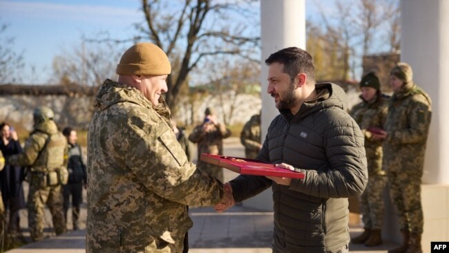 Presidenti Zelenskyy duke dekoruar ushtarakët në Kherson