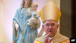 Uskup Agung AS Jose H. Gomez menyampaikan berkatnya setelah memimpin liturgi di Katedral Our Lady of the Angels in Los Angeles, pada 1 Mei 2020. (Foto: AP/Damian Dovarganes)