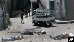 2일 시리아 반군이 베이다에서 촬영했다며 공개한 사진. 반군은 시리아 정부군이 대규모 학살을 저질렀다고 주장하고 있다.