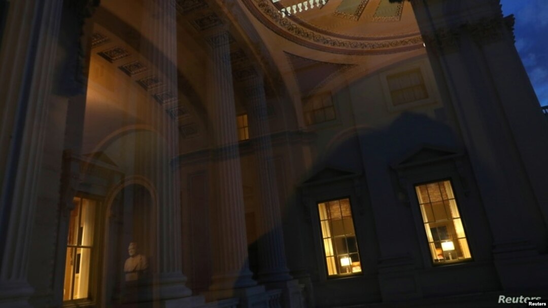 Las luces de oficinas en el Capitolio permanecen encendidas mientras legisladores trabajan por la noche, de cara al debate sobre el monto de los pagos de estímulo por el coronavirus, el miércoles 30 de diciembre de 2020.