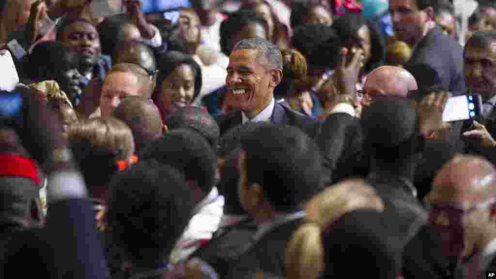 Le président Barack Obama rencontre le public après son discours. 3 août 2015.