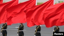 Binh lính Giải phóng quân Trung Quốc đứng gác bên ngoài Đại lễ đường Nhân dân ở thủ đô Bắc Kinh