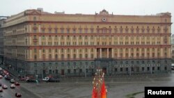 The headquarters of the FSB, the Russian state security service and the main successor to the Soviet era's KGB, are seen at Lubyanka Square in Moscow December 5, 2006. British detectives began work in Moscow on Tuesday as part of a politically-sensitive i
