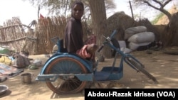 Souyeba, une jeune fille handicapée, à Diffa, le 17 janvier 2018. (VOA/Abdoul-Razak Idrissa)