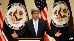 ທ່ານ John Kerry ລັດຖະມົນຕີກະຊວງການຕ່າງປະເທດສະຫະລັດ ຖະແຫລງກ່ຽວກັບນະໂຍບາຍການຕ່າງປະເທດສະຫະລັດຄັ້ງທໍາອິດຂອງທ່ານ ໃນວັນທີ 20 ກຸມພາ 2013 ທີ່ມະຫາວິທະຍາໄລ Virginia ໃນເມືອງ Charlottesville ລັດເວີຈີເນຍ