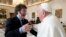 En esta imagen distribuida por el Vaticano, el presidente argentino Javier Milei saluda al Papa Francisco mientras se reúnen en el estudio del pontífice en el Vaticano para una audiencia privada, el lunes 12 de febrero de 2024.