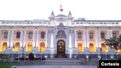 Fachada del Congreso de la República del Perú en toma captada en julio del 2006. [Cortesía del Archivo Fotográfico del Congreso de la República]