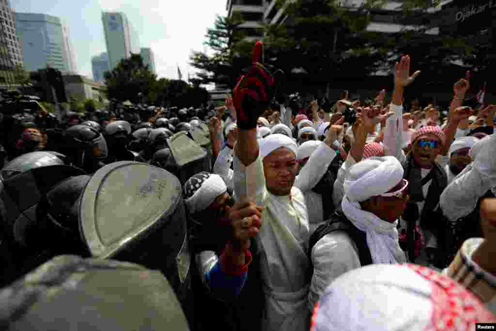 Para pendemo berteriak dalam aksi massa dekat kantor Bawaslu menyusul pengumuman hasil rekapitulasi pilpres April lalu, di Jakarta, 22 Mei 2019.(Foto: Reuters/Willy Kurniawan)