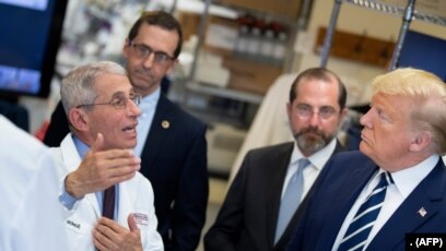 美国总统特朗普在马里兰的国立卫生研究院疫苗研究中心听取美国国家过敏与传染病研究所所长托尼·福西的讲解。（2020年3月3日）