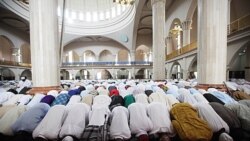 مسلمانان جهان پایان ماه رمضان را جشن می گیرند