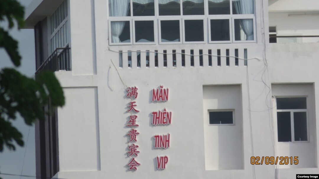 Một trong những khách sạn của người Trung Quốc nằm đối diện khu du lịch Silver Shores trên đường Võ Nguyên Giáp, Đà Nẵng.