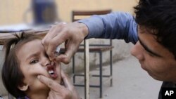 جمهورریس کرزي وايی چې مخالفین دې د پولیو د واکسین مخه نه نیسی
