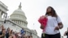 La représentante américaine Cori Bush, démocrate du Missouri, s'adresse à la foule qui a assisté à un sit-in qu'elle a mené sur les expulsions au Capitole, le mardi 3 août 2021.