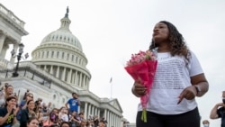 La représentante américaine Cori Bush, démocrate du Missouri, s'adresse à la foule qui a assisté à un sit-in qu'elle a mené sur les expulsions au Capitole, le mardi 3 août 2021.