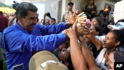 El presidente Nicolás Maduro saluda a simpatizantes durante una actividad cristiana en Caracas, el 15 de mayo de 2024. El mandatario lanzó esta semana su comando de campaña, que presidirá el presidente del parlamento, Jorge Rodríguez.