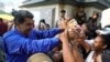 Presiden Venezuela Nicolas Maduro menyapa para pendukungnya dalam acara Hari Keluarga di Caracas, Venezuela, pada 15 Mei 2024. (Foto: AP/Ariana Cubillos)