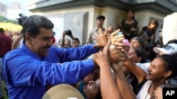 Presiden Venezuela Nicolas Maduro menyapa para pendukungnya dalam acara Hari Keluarga di Caracas, Venezuela, pada 15 Mei 2024. (Foto: AP/Ariana Cubillos)