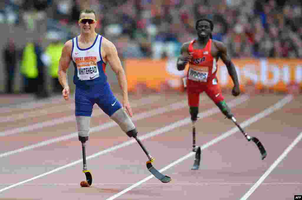 런던 동부 스트라트포드 시의 퀸엘리자베스 올림픽 경기장에서 연례 장애인 경기대회가 열린 가운데, T42 200미터 종목에서 우승을 차지한 리차드 화이트헤드 영국 선수(왼쪽)가 트랙을 달리고 있다. &nbsp;