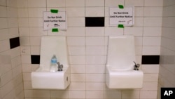 Keran-keran air minum bertanda "Jangan Minum Sampai Pengumuman Selanjutnya" di SMA Flint Northwestern di Flint, Michigan, 4 Mei 2016.(AP/Carolyn Kaster)