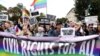 Sejumlah aktivis LGBTQ dan para pendukung kelompok tersebut memblokade jalanan di luar gedung Mahkamah Agung AS di Washington, dalam sebuah aksi pada 8 Oktober 2019. (Foto: Reuters/Jonathan Ernst)