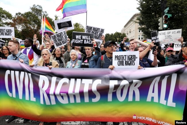 Aktivis dan pendukung LGBTQ memblokir jalan di luar Mahkamah Agung AS saat mendengarkan argumen dalam kasus besar hak-hak LGBT di Washington, AS, 8 Oktober 2019. (Foto: REUTERS)