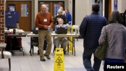 حضور رای دهندگان جمهوریخواه در یک مرکز اخذ رای در ایالت کارولینای جنوبی - ۲۰ فوریه ۲۰۱۶