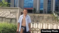 广西律师吴良述在法院内被法警殴打后惨况（参与网图片）