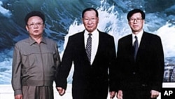 지난 1998년 평양에서 김정일 북한 국방위원장(왼쪽)과 면담했던 고 정몽훈 현대그룹 회장(오른쪽). 가운데는 고 정주영 회장.